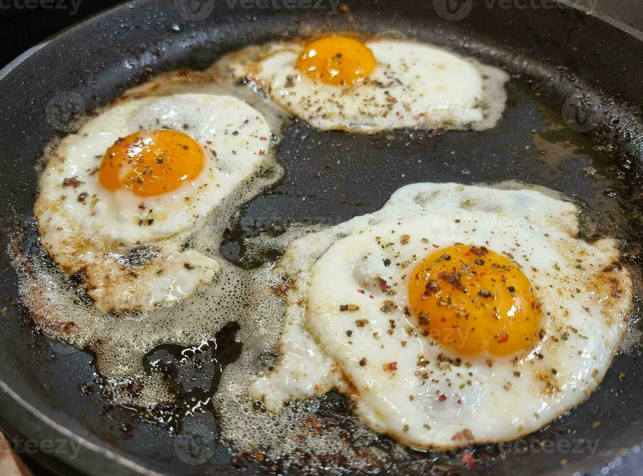 rostad potatisar med bacon lök och kryddor foto