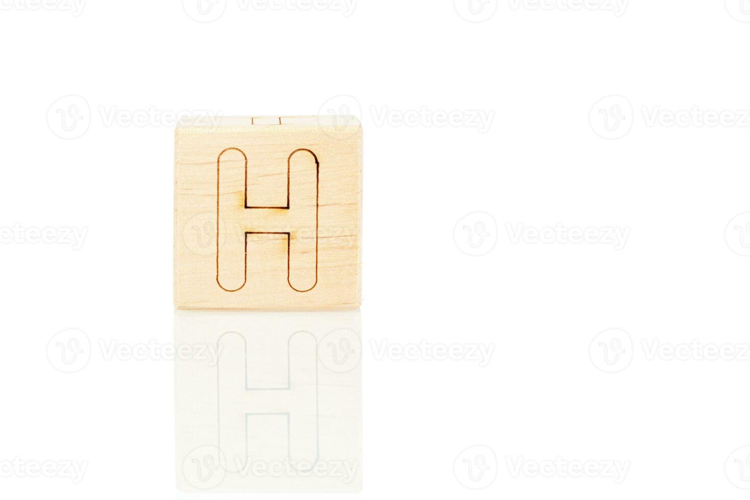 trä- kuber med brev h på en vit bakgrund foto