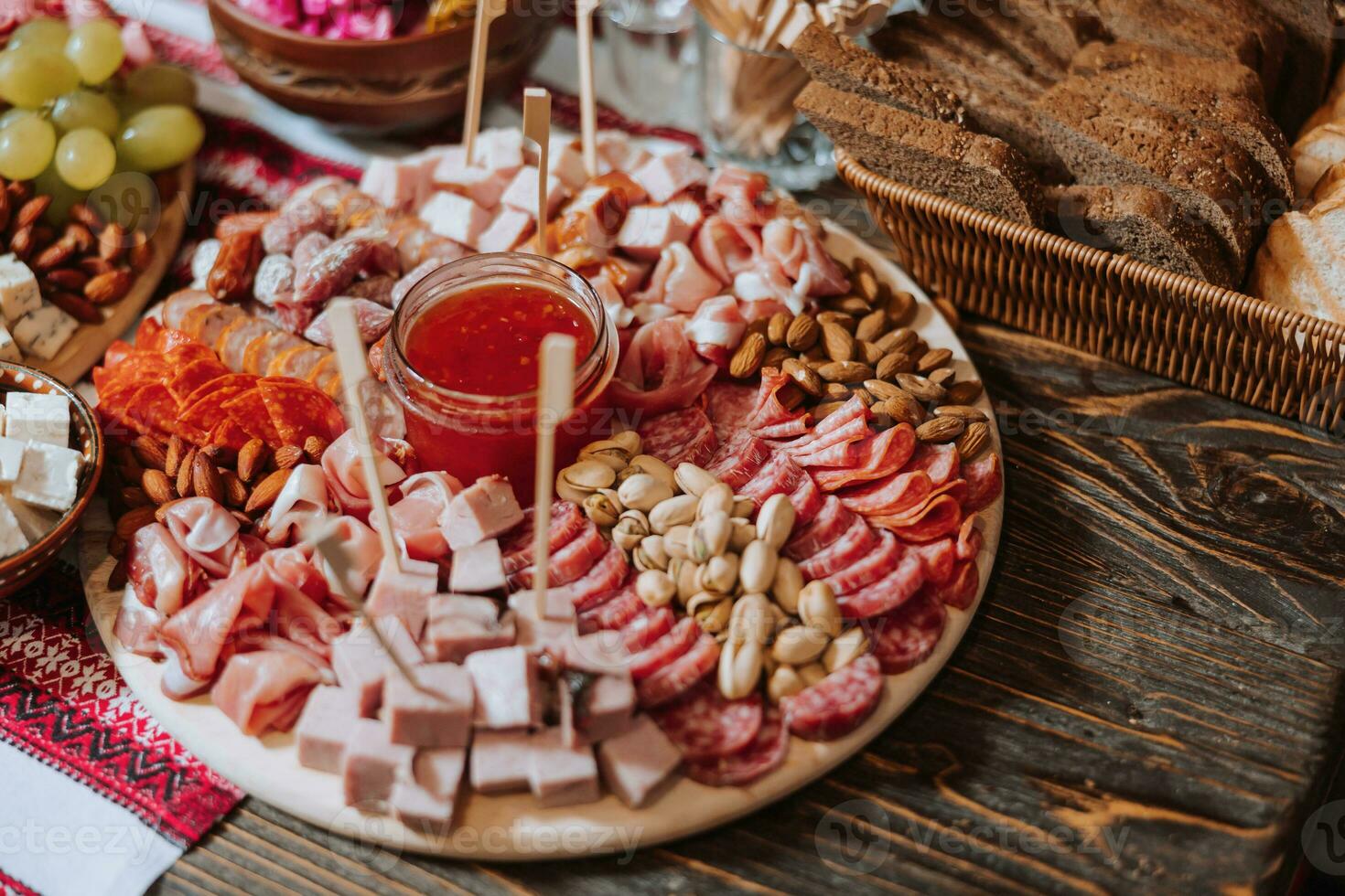 snacks på de bröllop, ost, korv, grönsaker, kött Produkter, cossack tabell på de ukrainska bröllop. foto