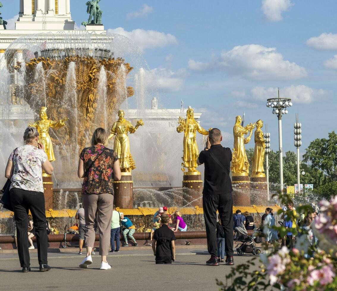 Moskva, ryssland - 07.09.2023 - skott av de känd fontän på utställning av prestationer av nationell ekonomi webbplats, känd som vdnkh. landmärke foto