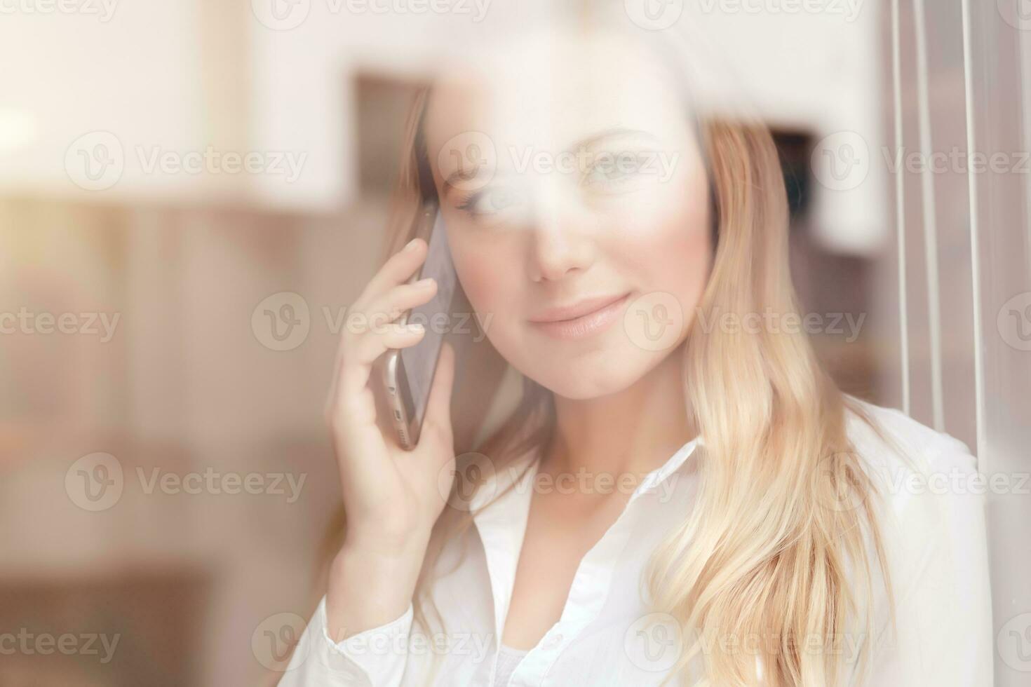 kvinna pratar i telefon foto