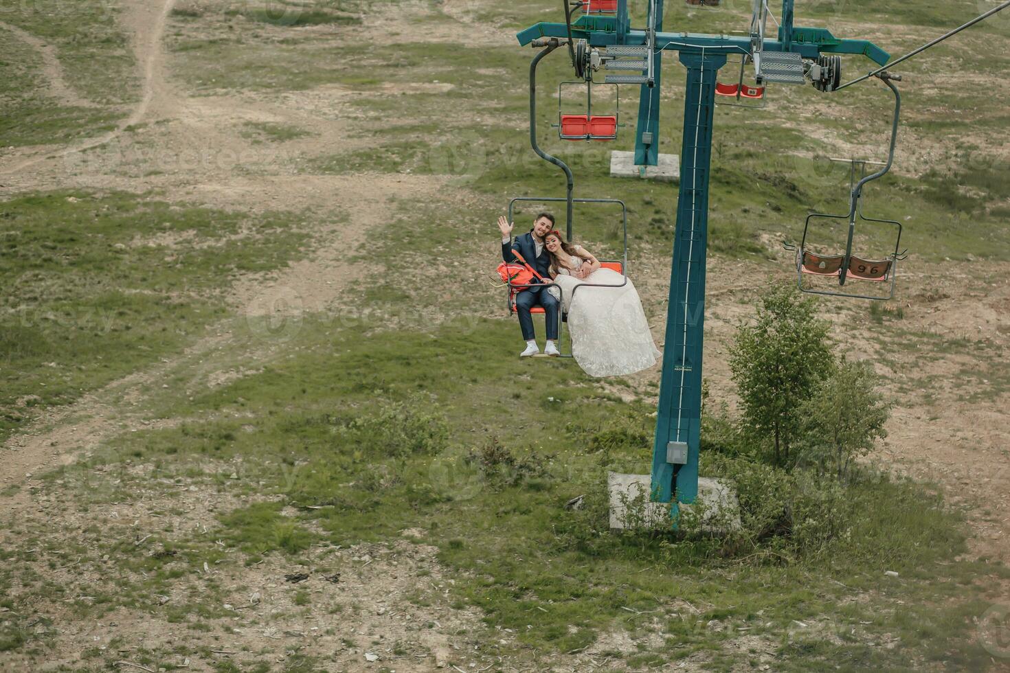 en Lycklig bröllop par går uppför på en berg hiss. brudgum och brud. bröllop Foto session i natur. Foto session i de skog av de brud och brudgum.