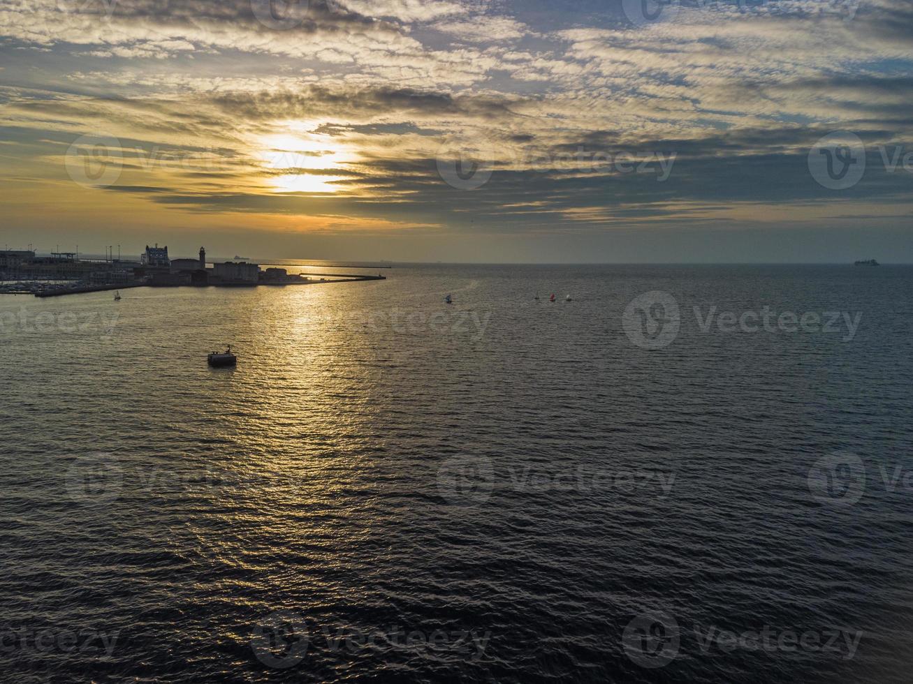 trieste, staden och dess vika ovanifrån. solnedgång. foto