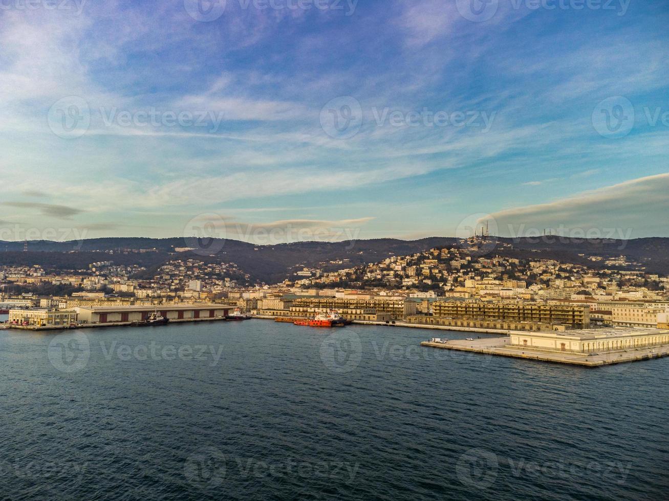 trieste, staden och dess vika ovanifrån. solnedgång. foto