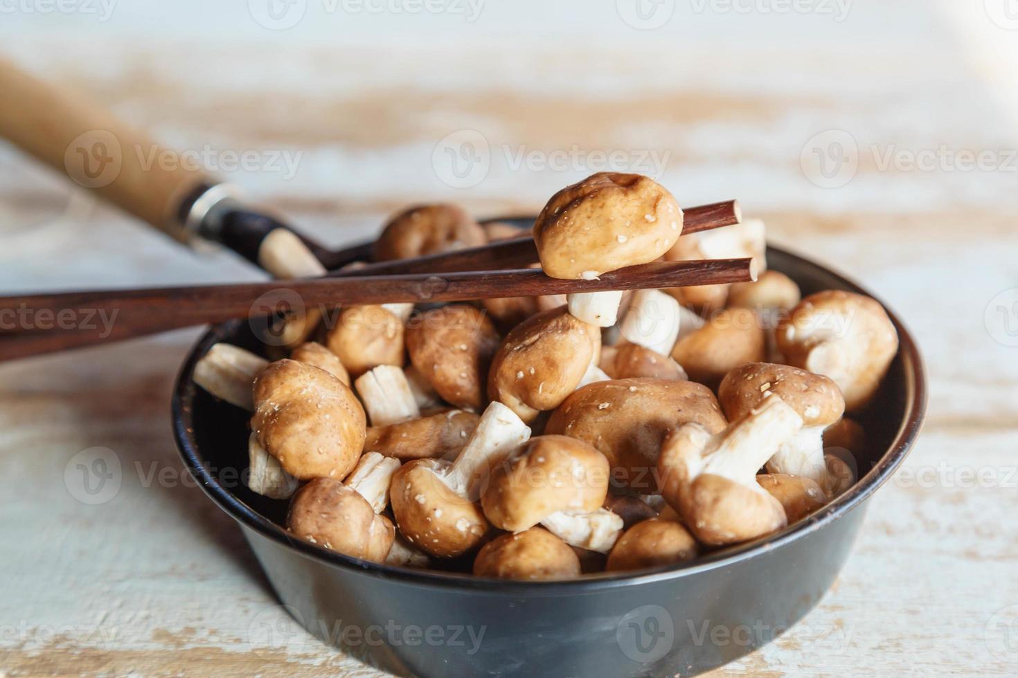 färska shiitakesvampar i en kastrull för matlagning foto