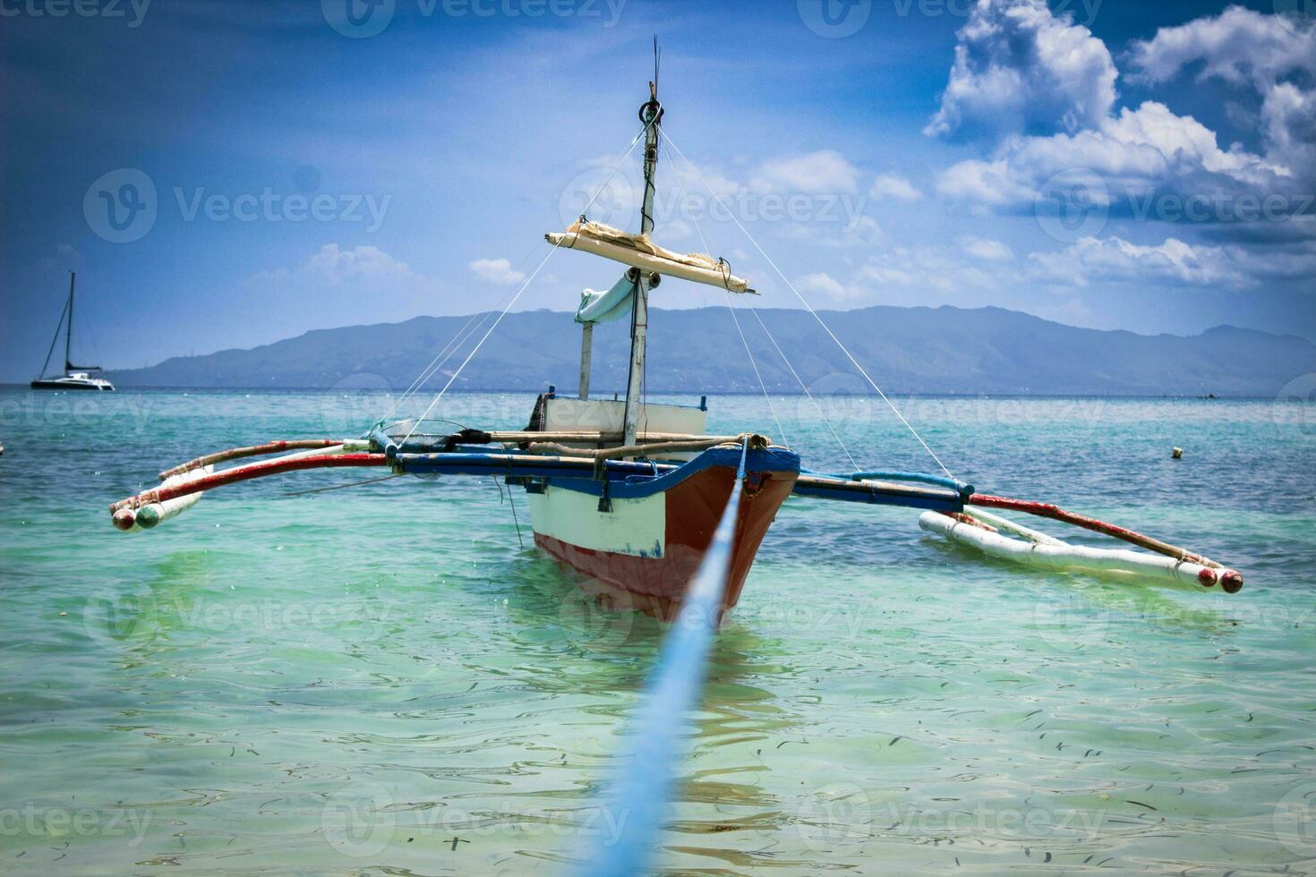 båt stranded på en paradis strand foto