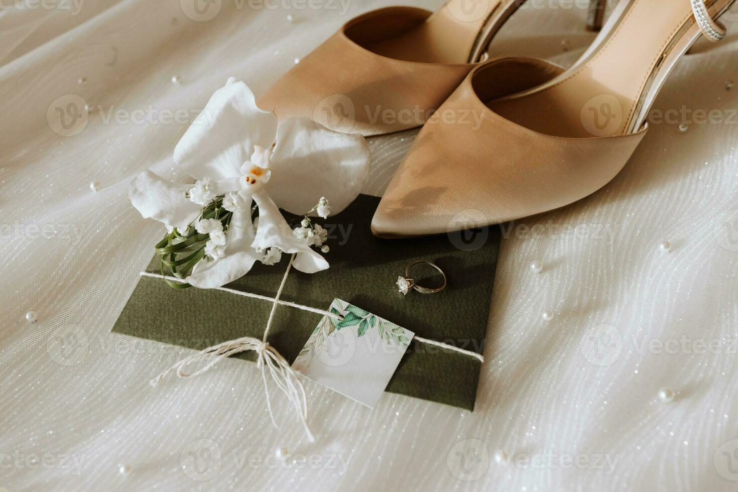 bröllop Tillbehör i ljus färger, skor, en bröllop ringa och en bröllop bukett. inbjudan från instansad papper i grön Färg foto
