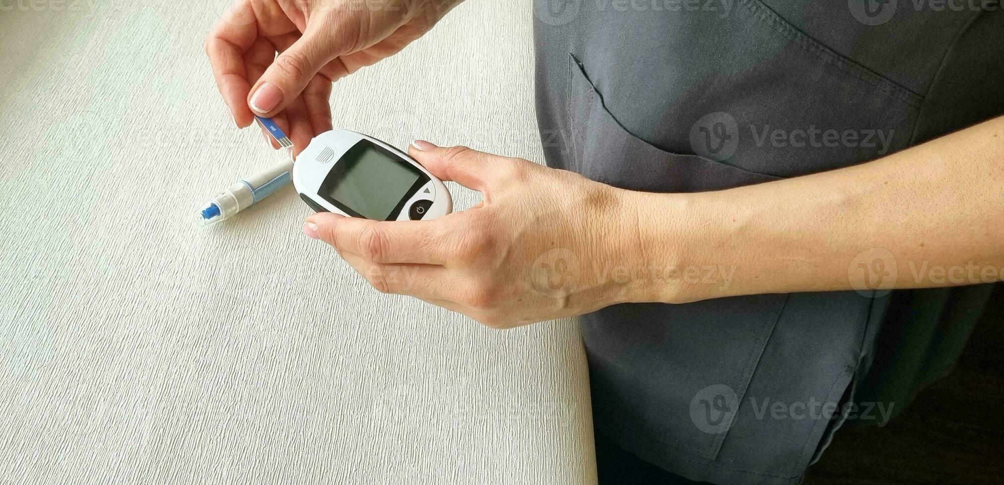 stänga upp skott av de glukometer instrument på de vit yta. sjukvård foto