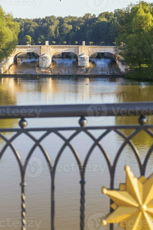 skott av de bro över de damm i de parkera. stad foto