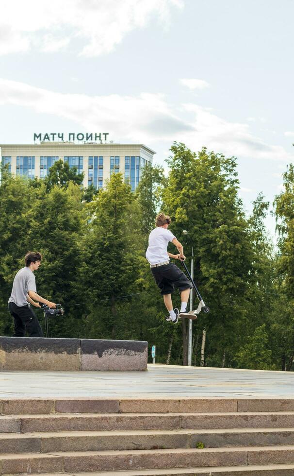 Moskva, ryssland - 21.07.2021 -tonåringar njuter dag ut på de seger fyrkant belägen på de kutuzovskiy aveny. stad foto