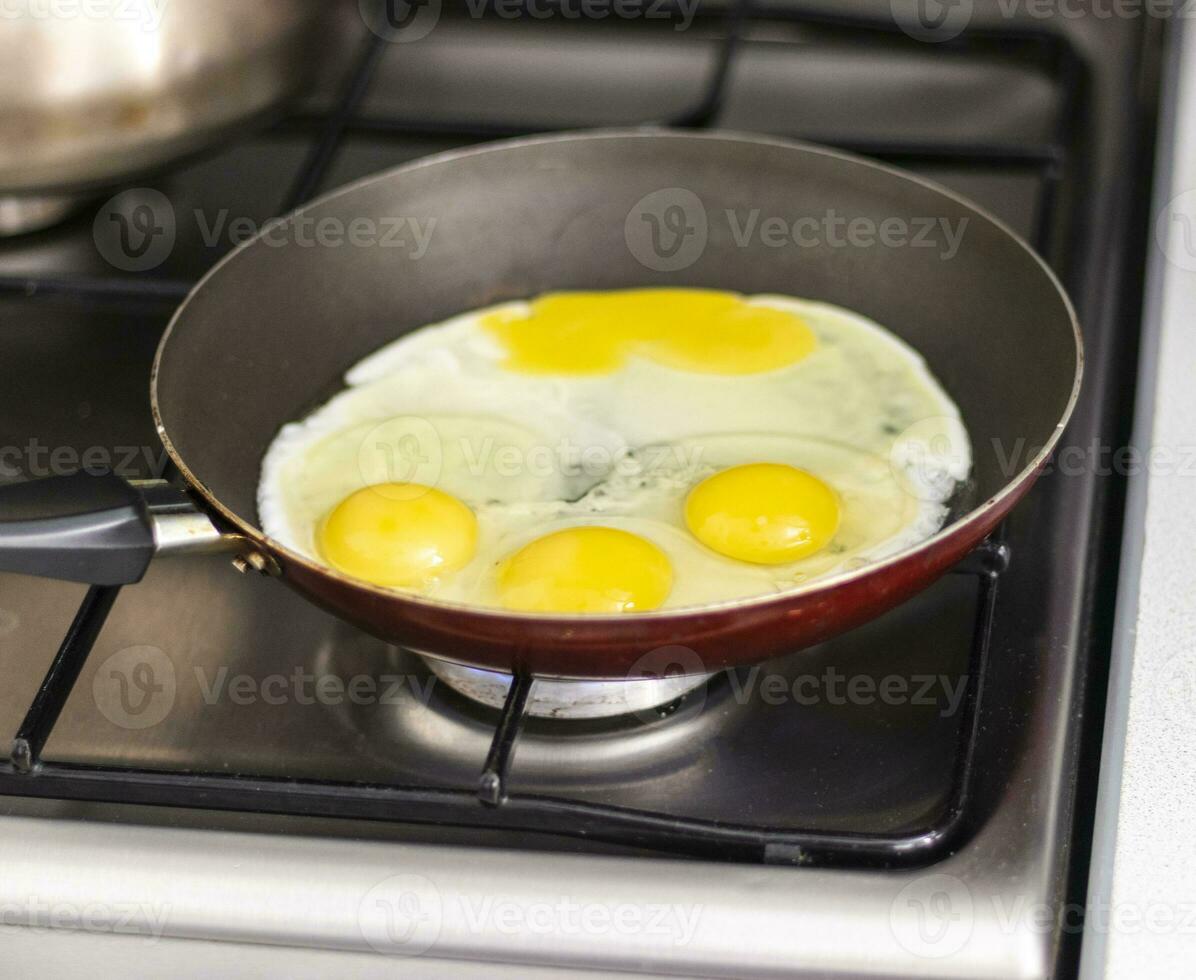 skott av de friterad ägg på de spis. frukost foto