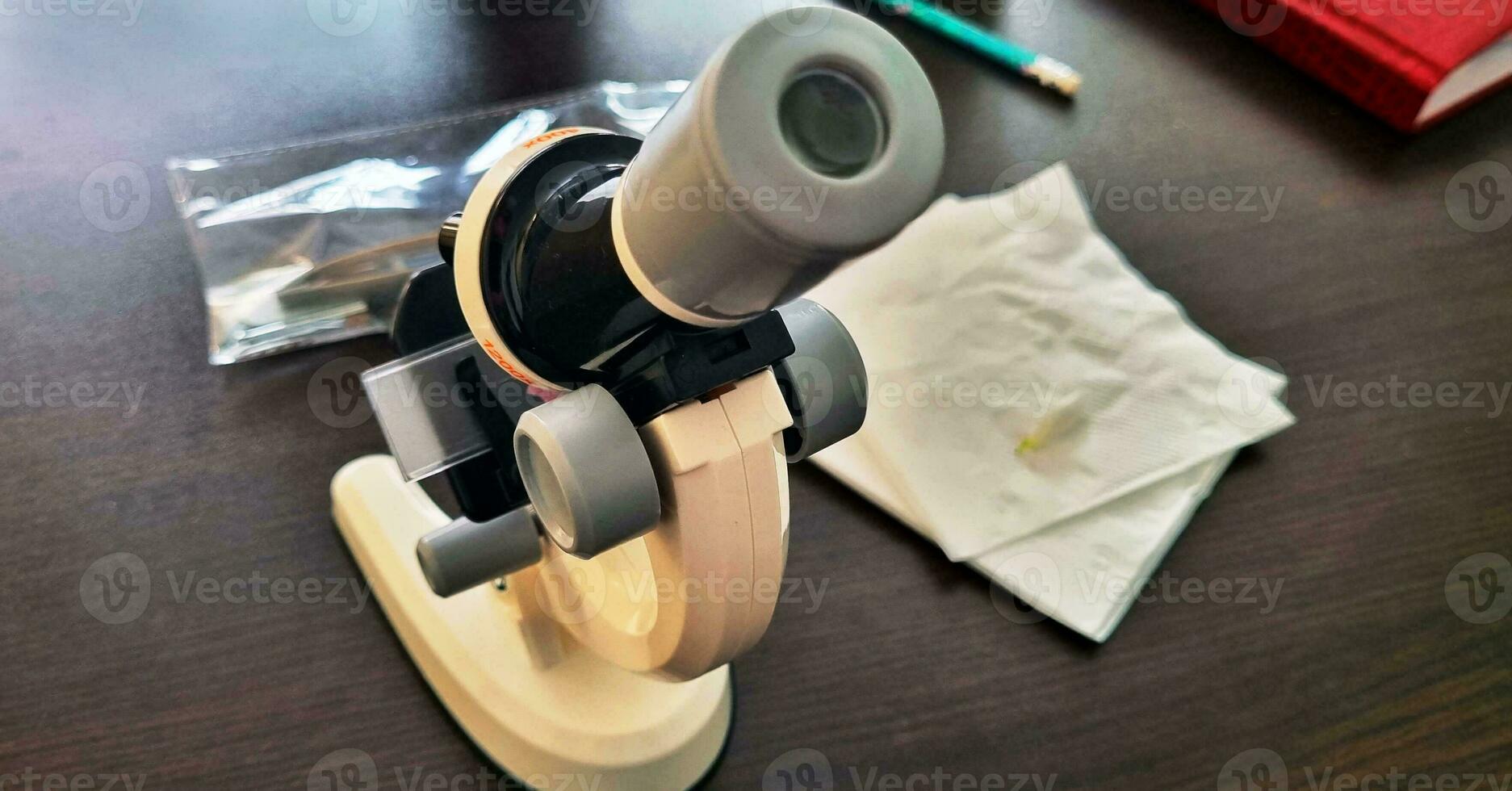 skott av de mikroskop på de tabell. vetenskap foto