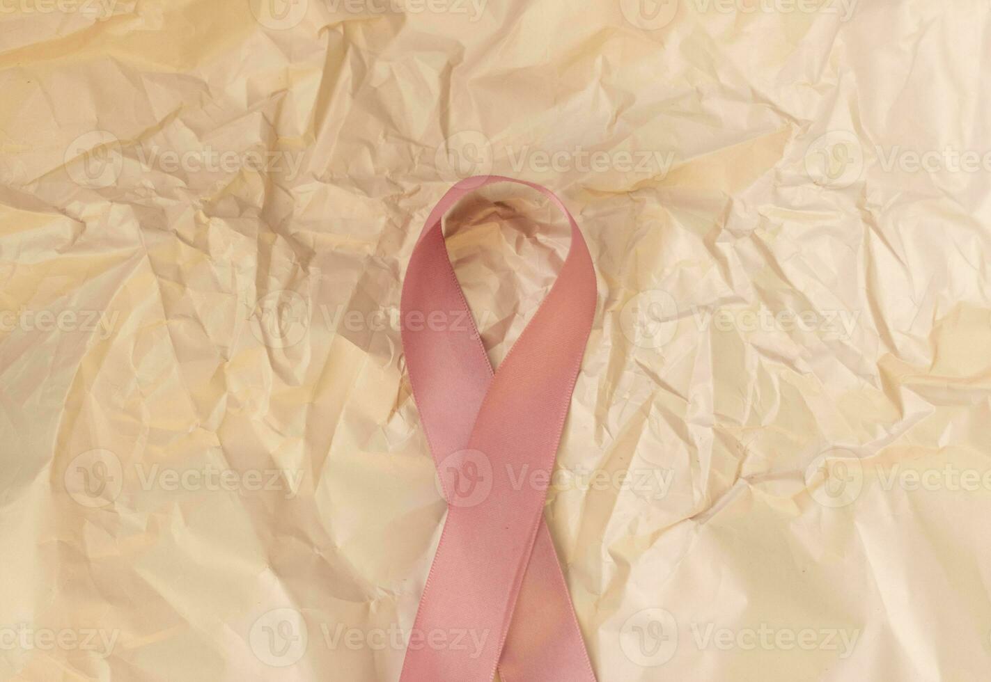 begrepp skott av de bakgrund tema, omslag papper, rosa band. cancer medvetenhet foto