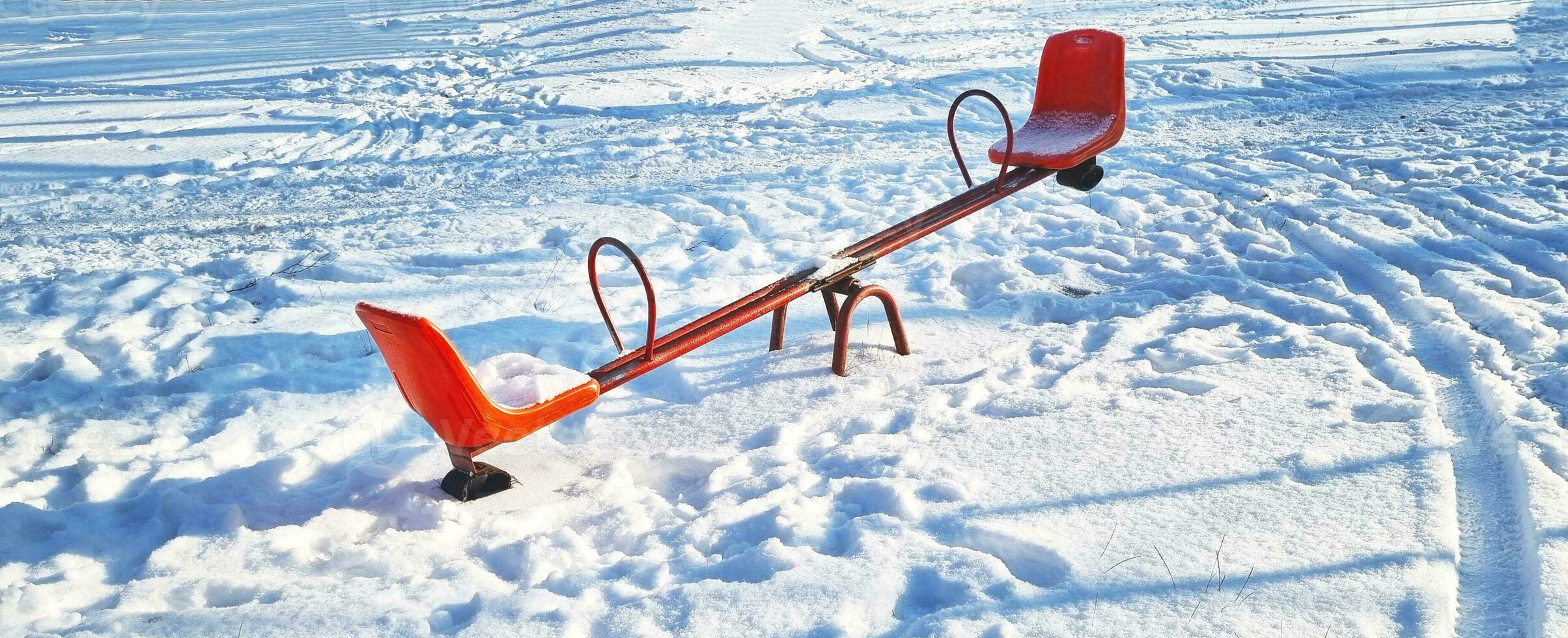 landskap skott av de gata på de vinter- dag. barn lekplats täckt i snö. säsong foto
