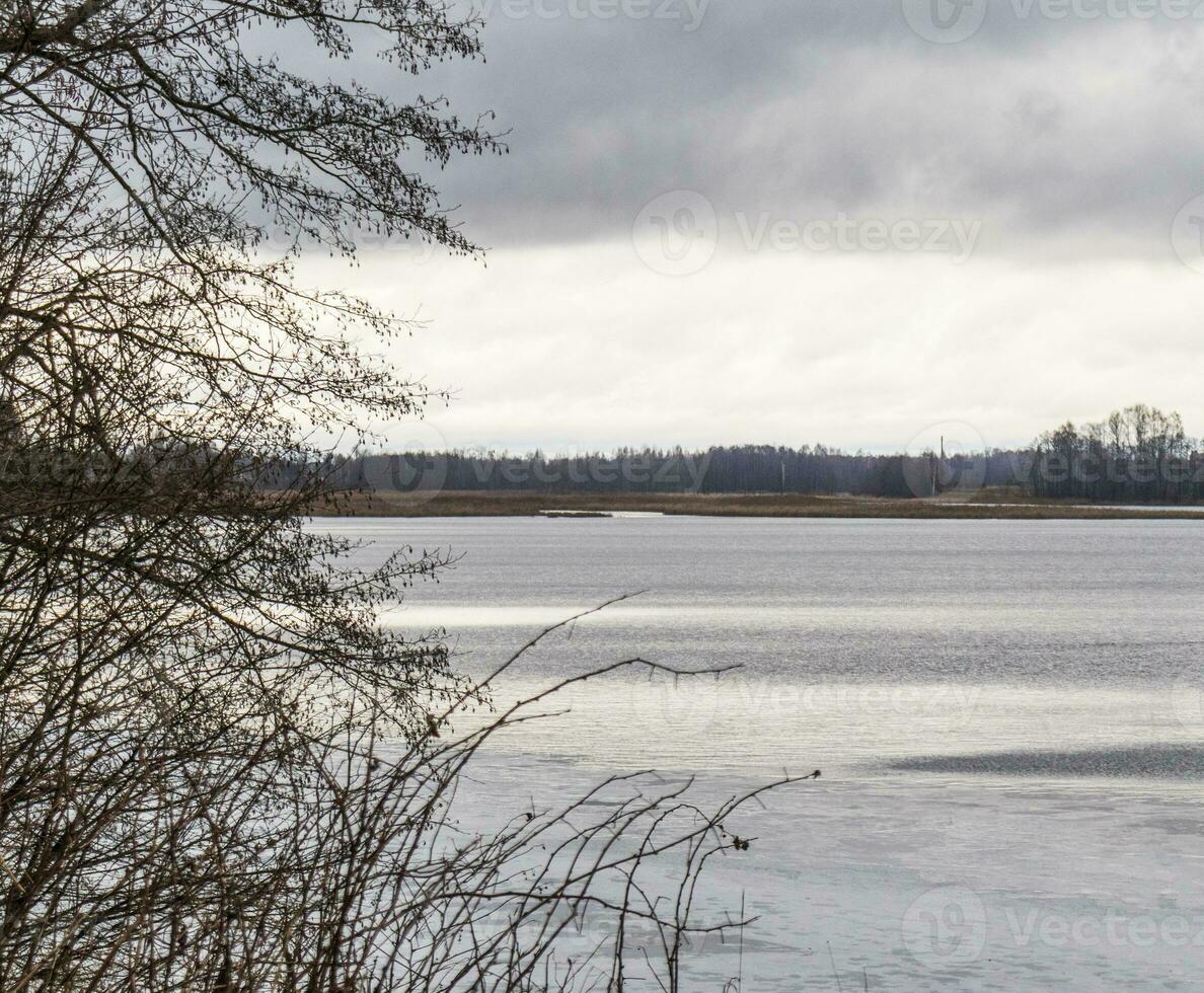 landskap skott av de sjö under kall säsong. natur foto