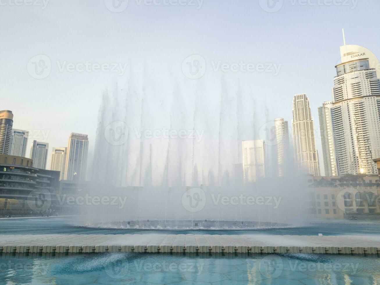 dubai, uae - 06.10.2023 - känd dans dubai fontän, med dubai opera på förgrund. uae. landmärke foto