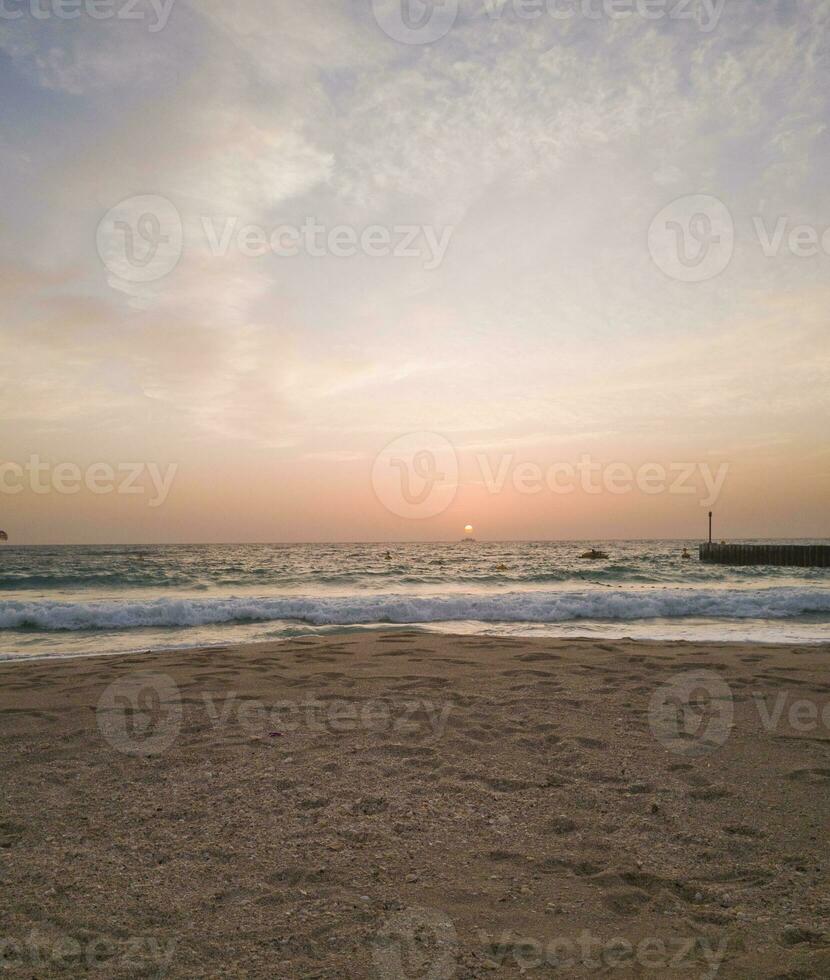 dramatisk solnedgång förbi de strand. landskap foto