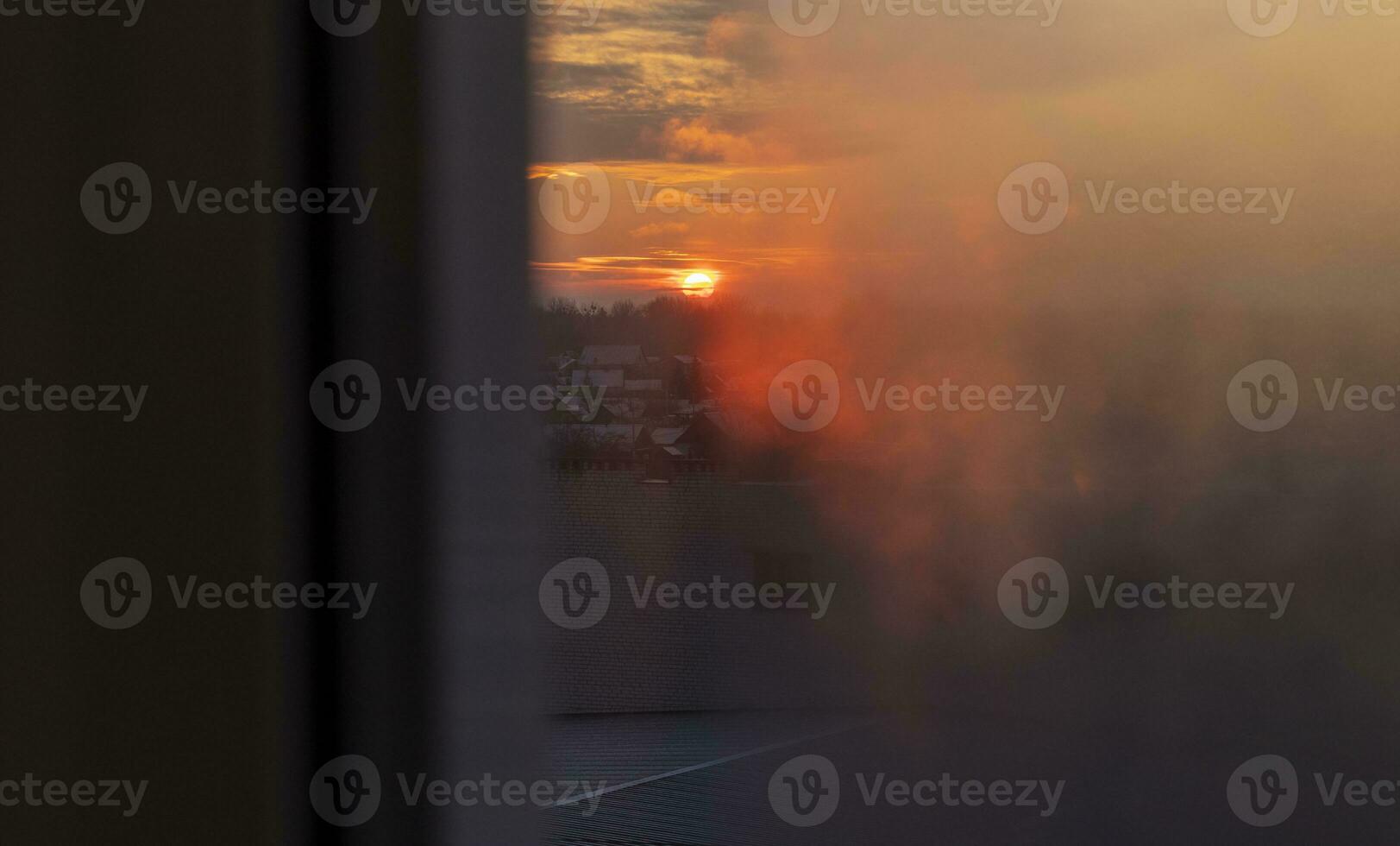 skott av de dramatisk solnedgång i de lantlig stad i de kall morgon. säsong foto