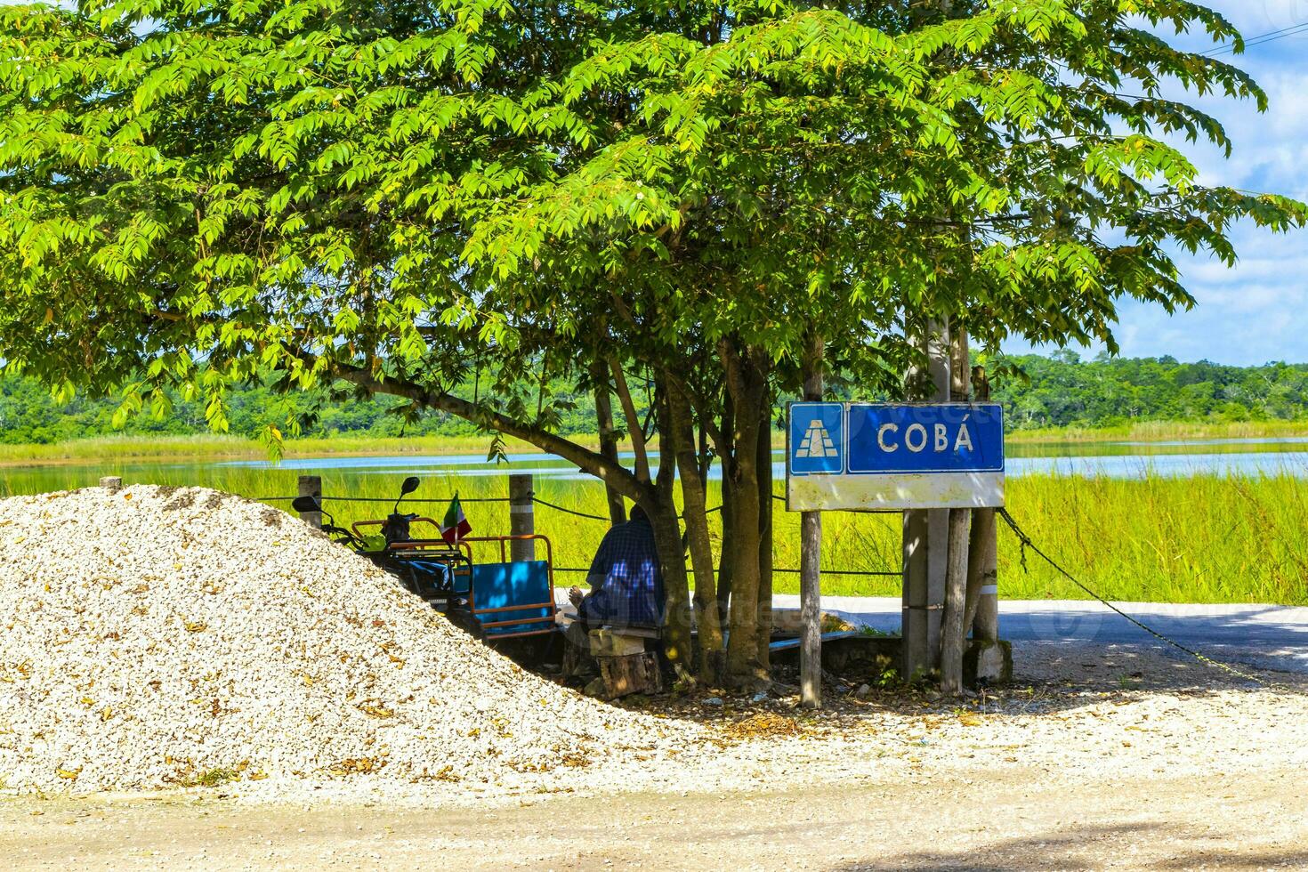 coba maya ruiner gammal byggnader pyramider ingång Välkommen tecken Mexiko. foto