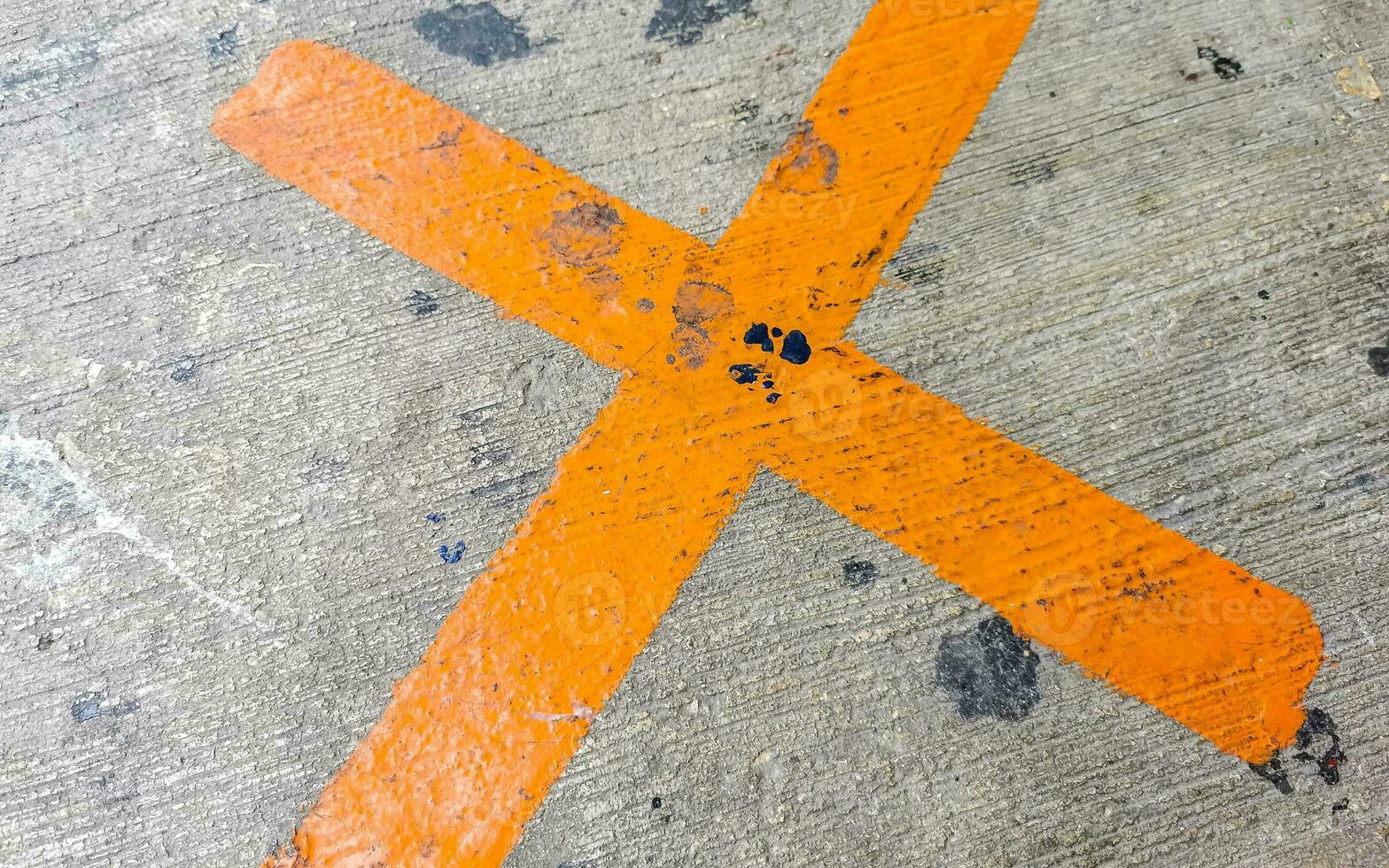 orange målad korsa på de trottoar playa del carmen Mexiko. foto