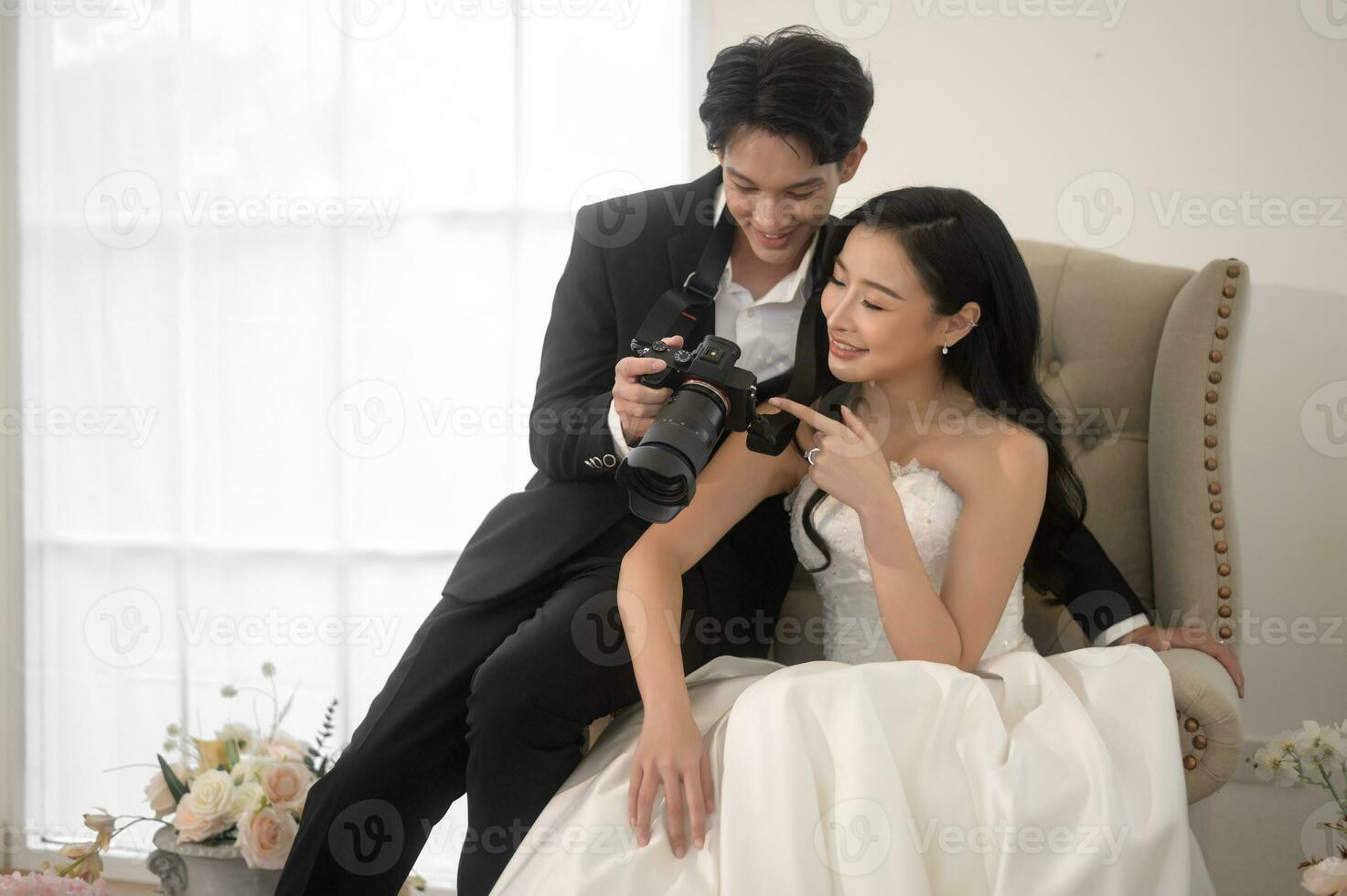brudgum tar bilder av skön brud för bröllop ceremoni, kärlek ,romantisk och bröllop förslag begrepp. foto