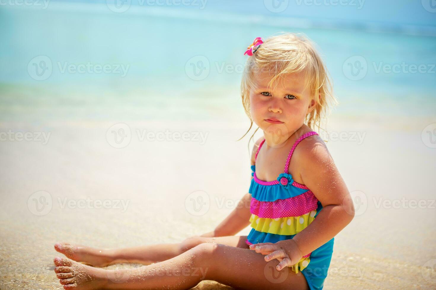 förtjusande liten flicka på de strand foto