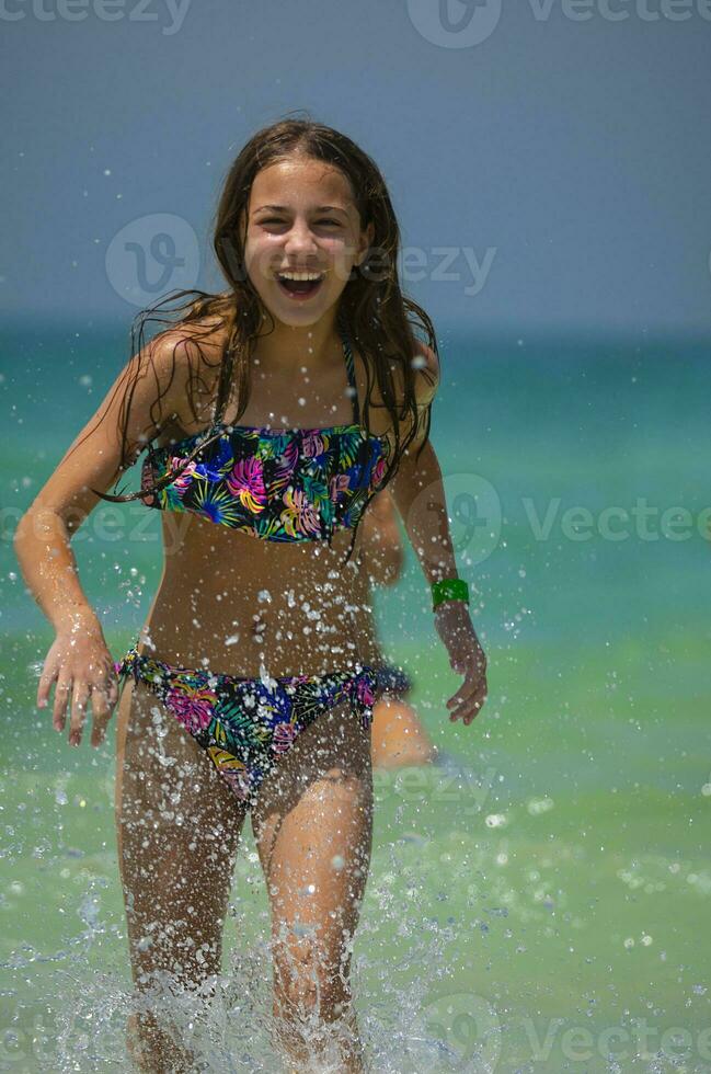 Lycklig flicka på de strand foto