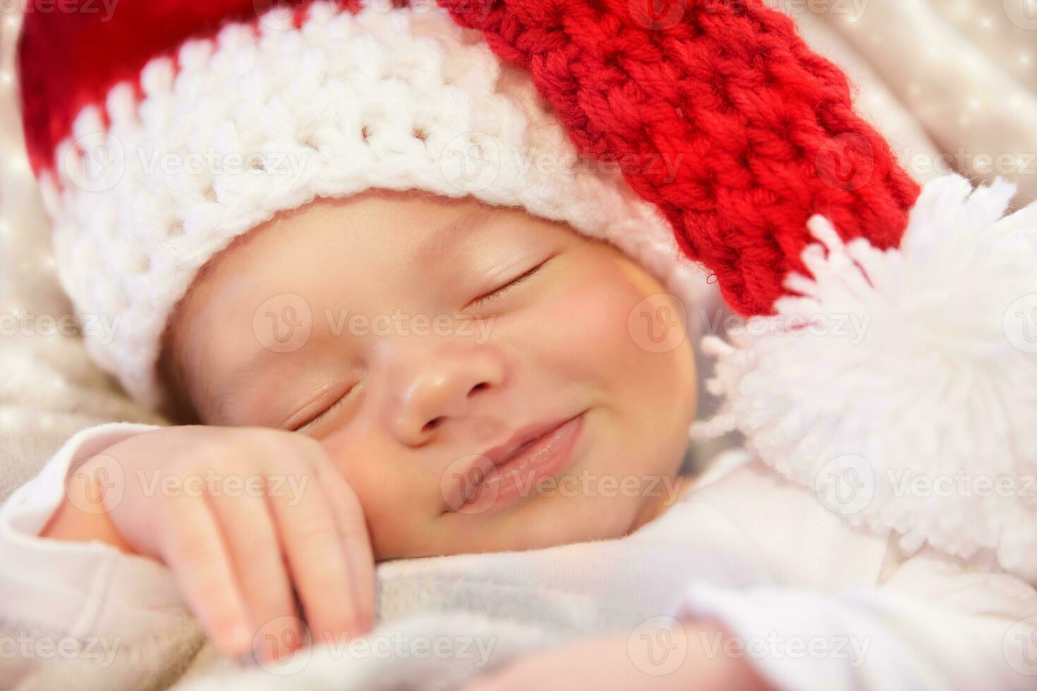 söt bebis santa leende i de sömn foto