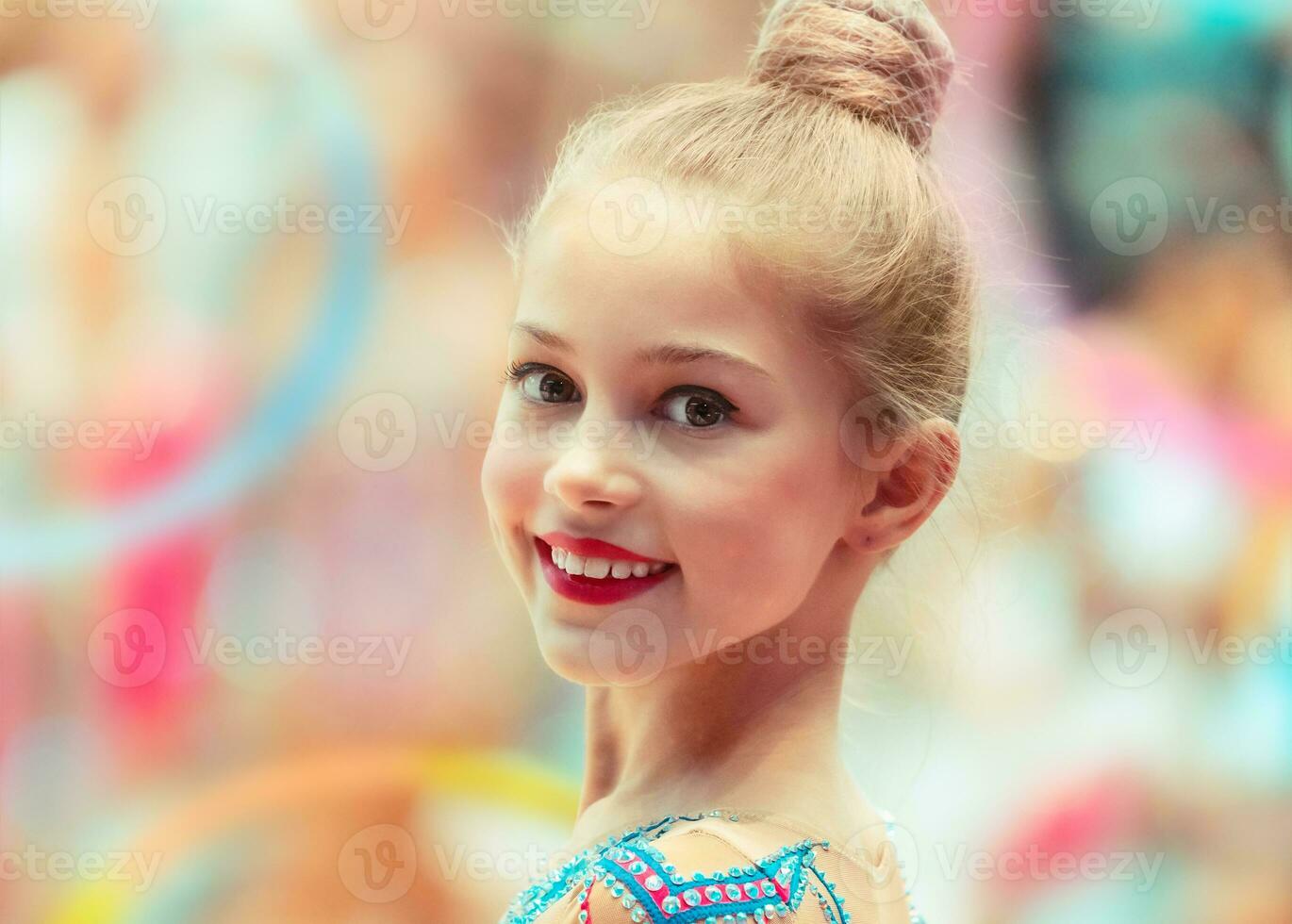 porträtt av en Lycklig gymnast flicka foto