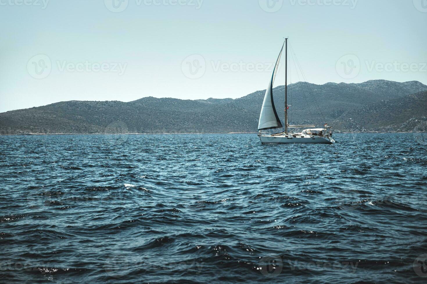skön hav landskap med liten segelbåt på den foto