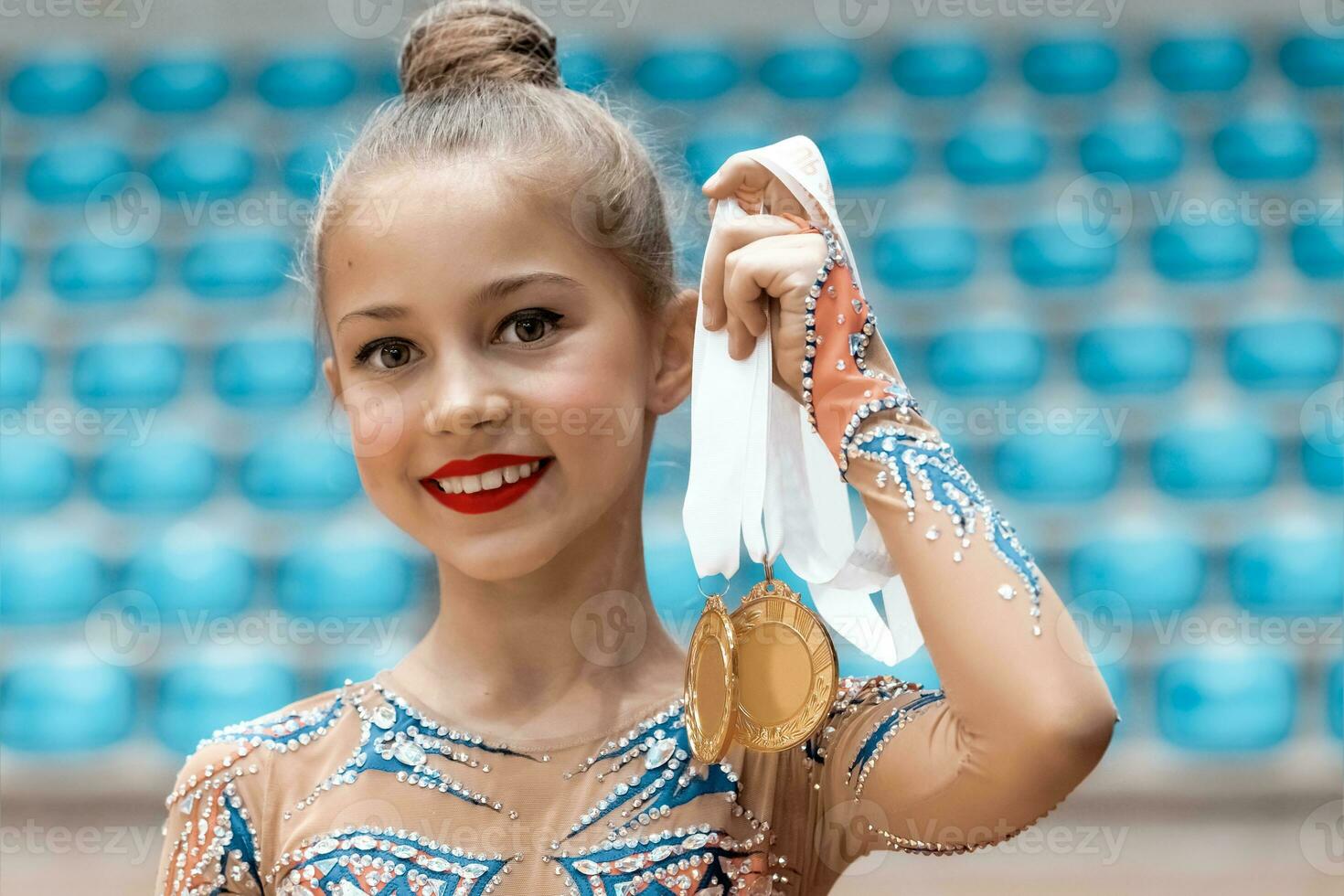 Lycklig gymnast mottagen en guld medalj foto