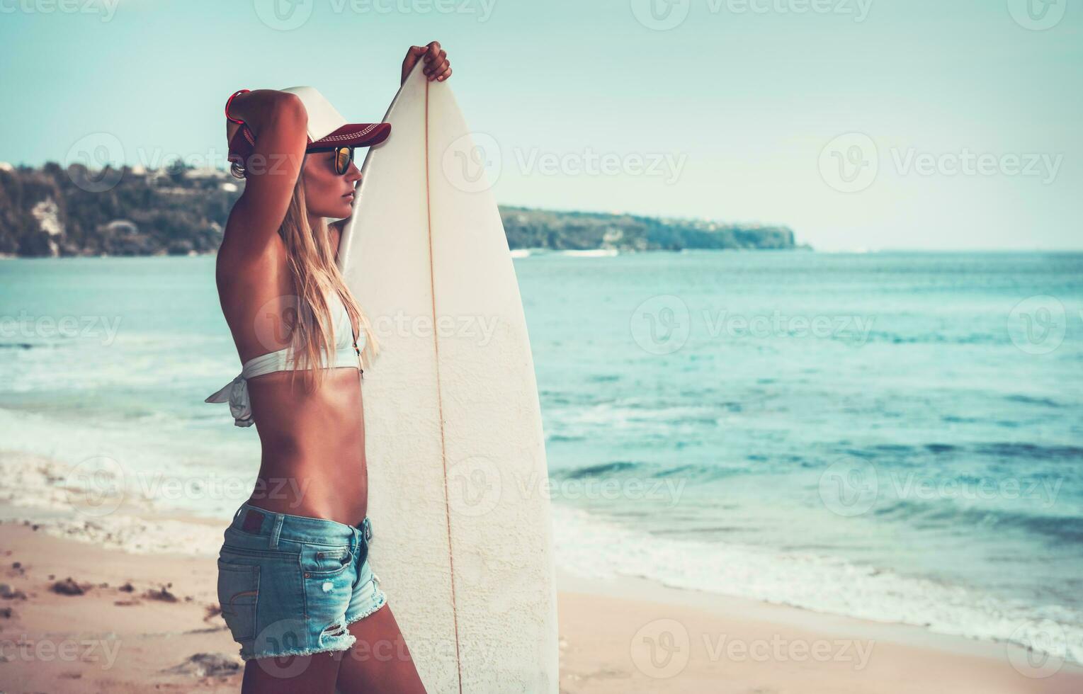 sportigt kvinna med surfingbräda foto