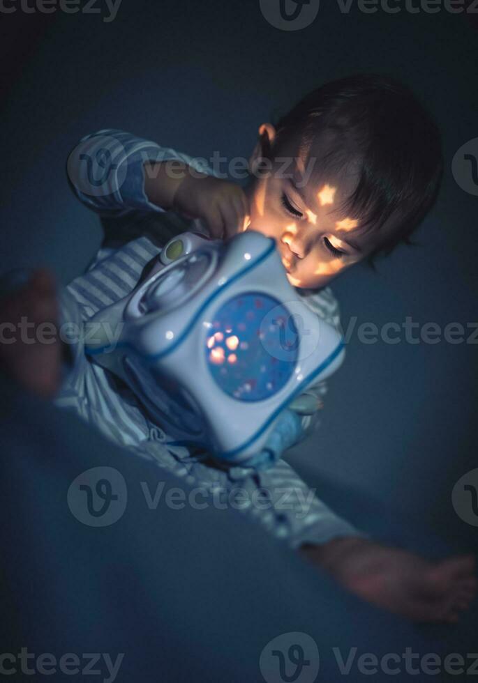 bebis pojke med magisk leksak foto