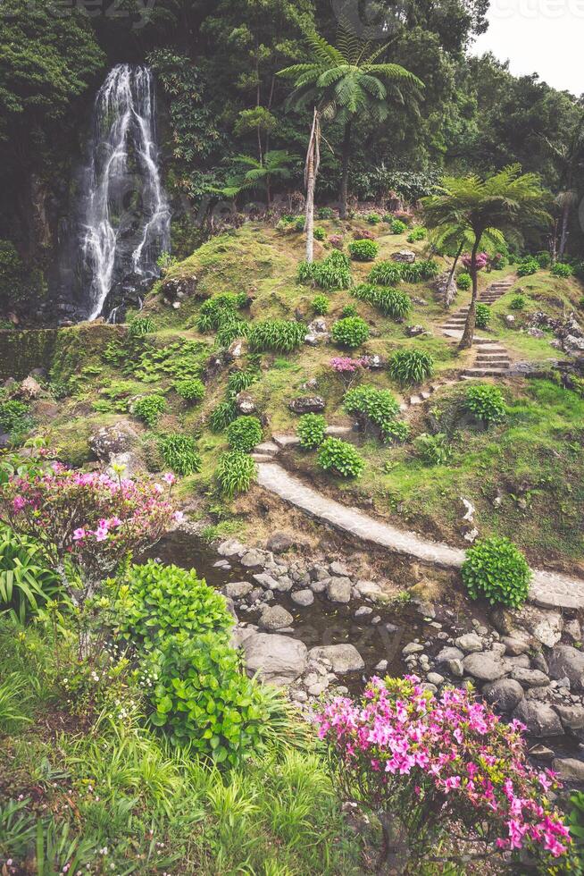 känd kaskad på sao miguel ö, azorerna, Portugal foto