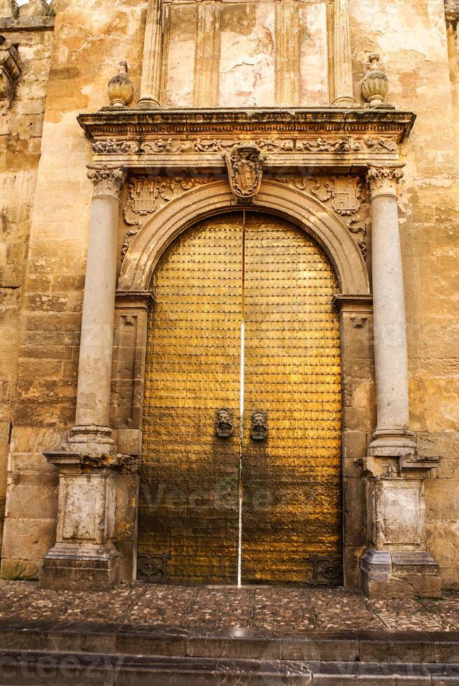 detalj av de dekoration av ett av de många dörrar den där kan vara hittades i de moské av cordoba - Spanien foto