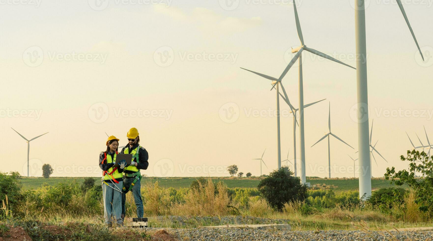 ingenjörer är arbetssätt med vind turbiner, grön ekologisk kraft energi generation, och hållbar väderkvarn fält gårdar. alternativ förnybar energi för rena energi begrepp. foto