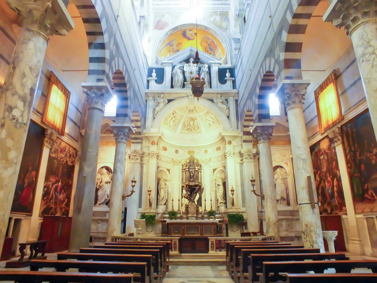 interiör av pisa katedral eller duomo di santa maria assunta. pisa, Italien - juli 18, 2013. selektiv fokus. foto