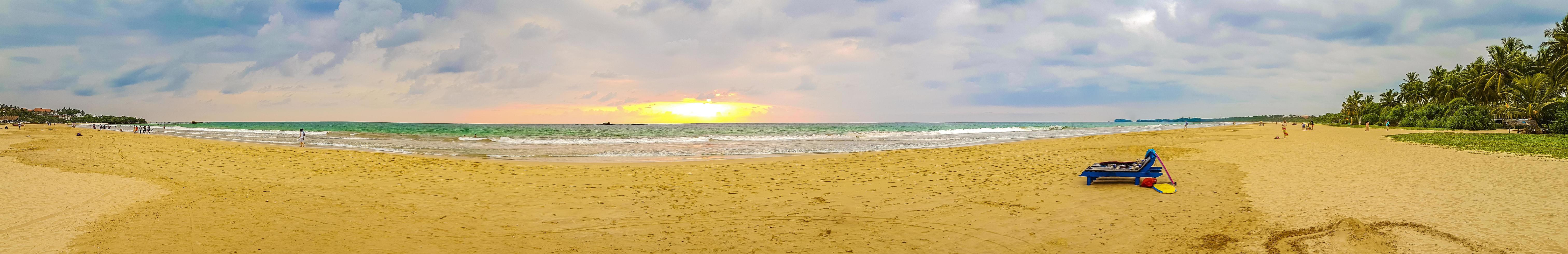vacker färgstark solnedgång landskap panorama från Bentota Beach Sri Lanka foto
