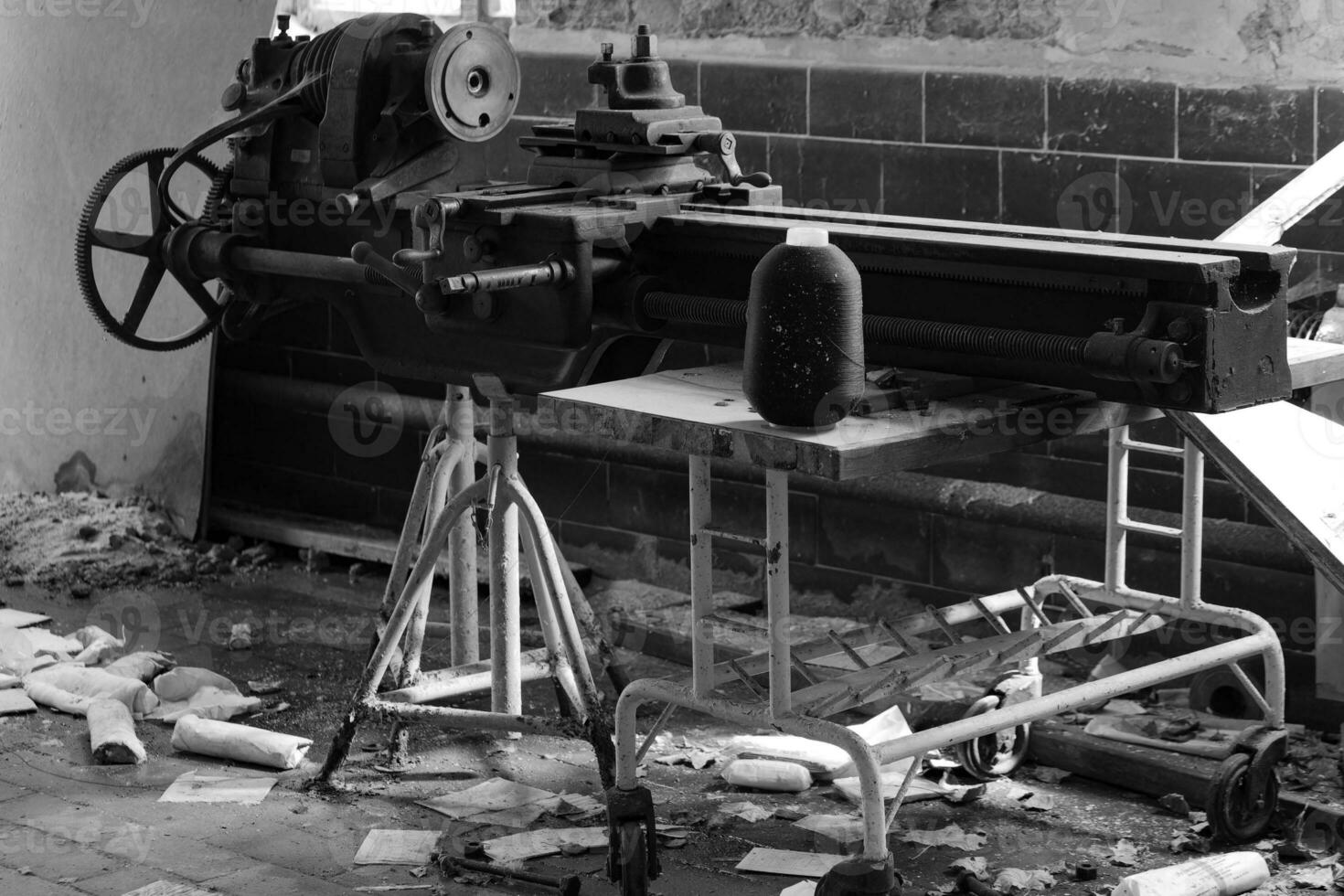 gammal industriell maskin i ett övergiven fabrik foto