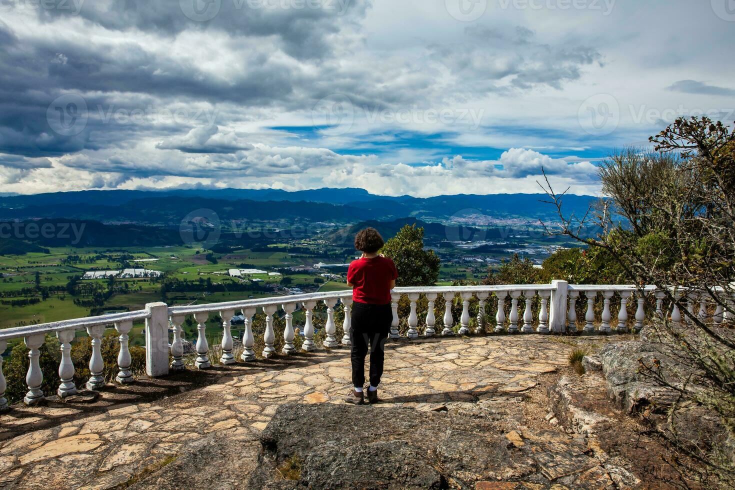 ung kvinna på en synpunkt över de skön sopo dal på de avdelning av cundinamarca i colombia foto