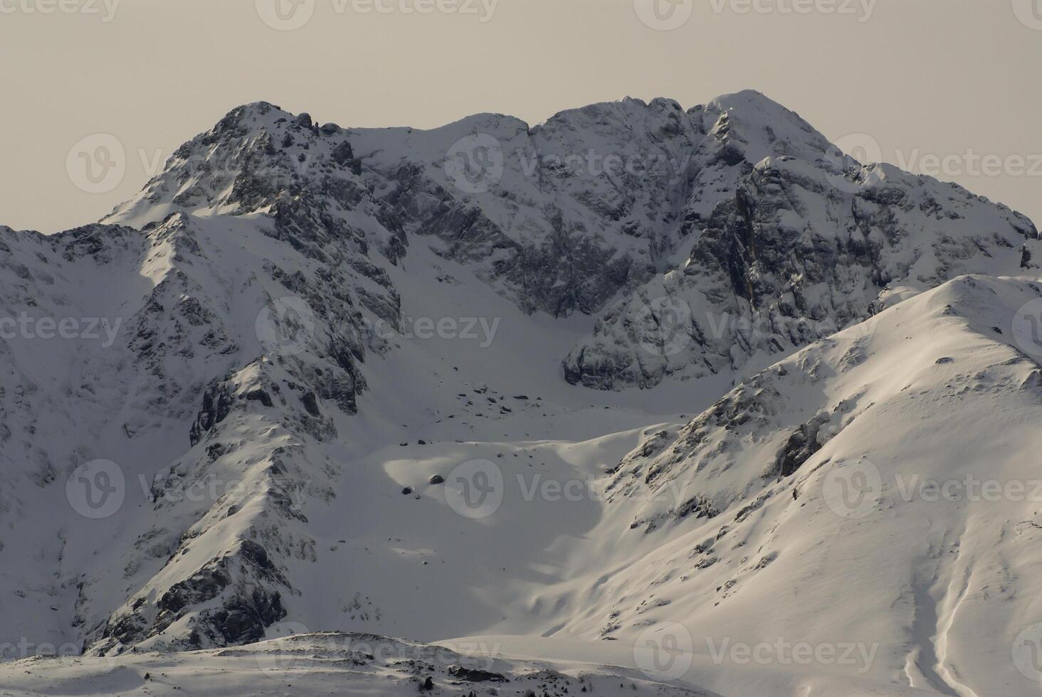 panoramautsikt, södra sidan, av massivet av maladeta i pyrenéerna foto