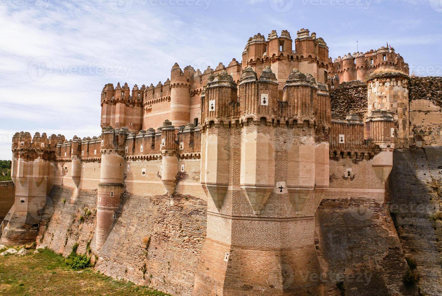 coca slott castillo de coca är en befästning konstruerad i de 15:e århundrade och är belägen i coca, i segovia provins, castilla y leon, Spanien foto