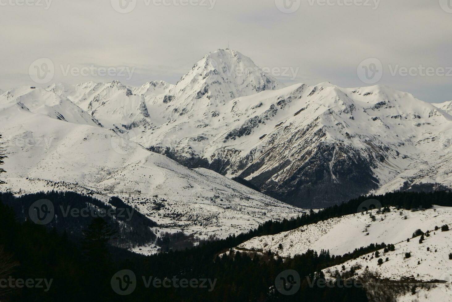 panoramautsikt, södra sidan, av massivet av maladeta i pyrenéerna foto