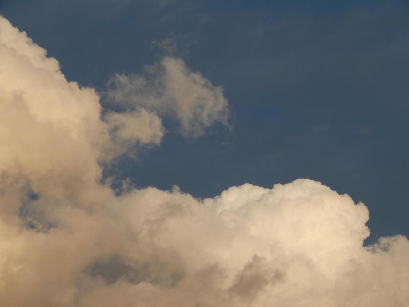 moln av en storm över staden flyta foto