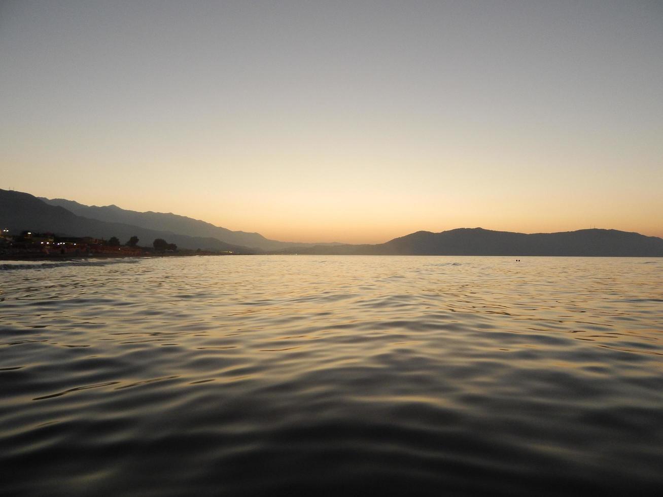 resa i Grekland på ön Kreta berg och havet foto