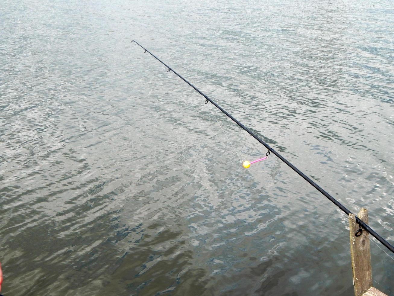 fiskegrejer för fiskespön, flottör, nät foto