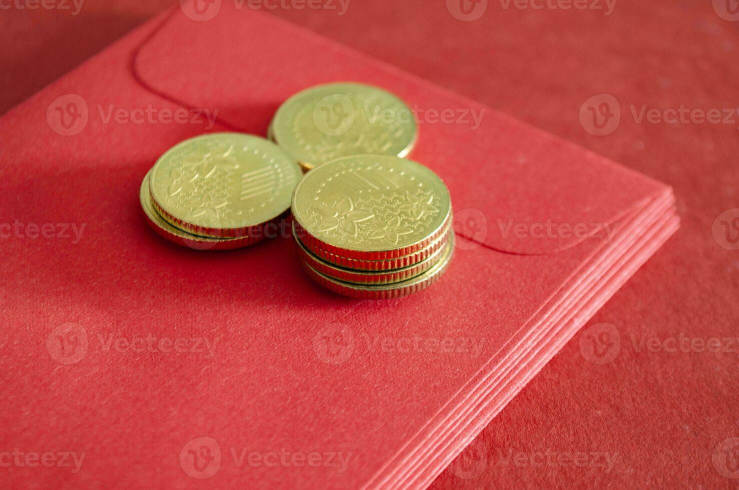guld mynt på topp av kinesisk ny år röd paket. foto