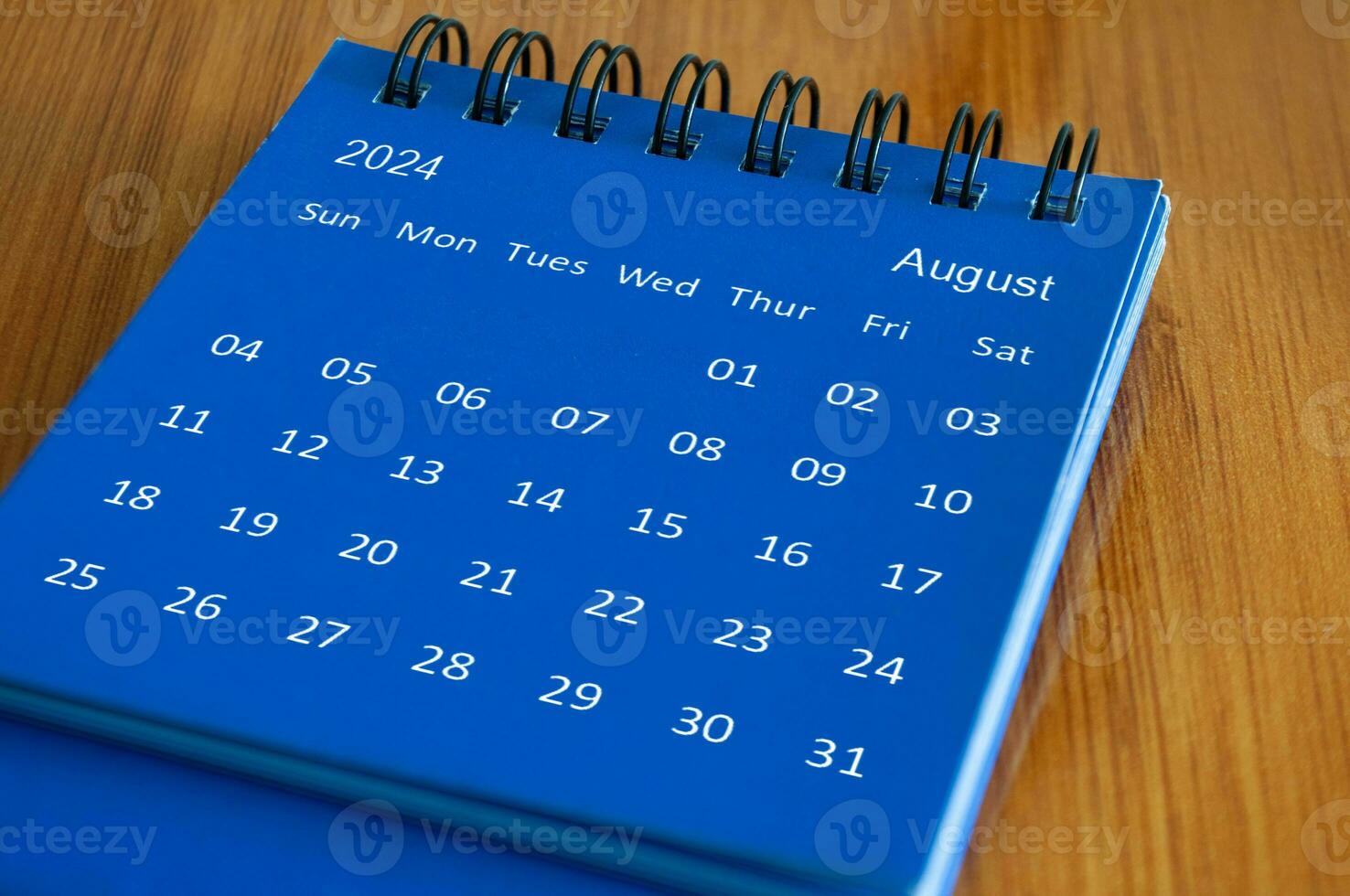 augusti 2024 tabell kalender på trä- skrivbord. tid och kalender begrepp foto