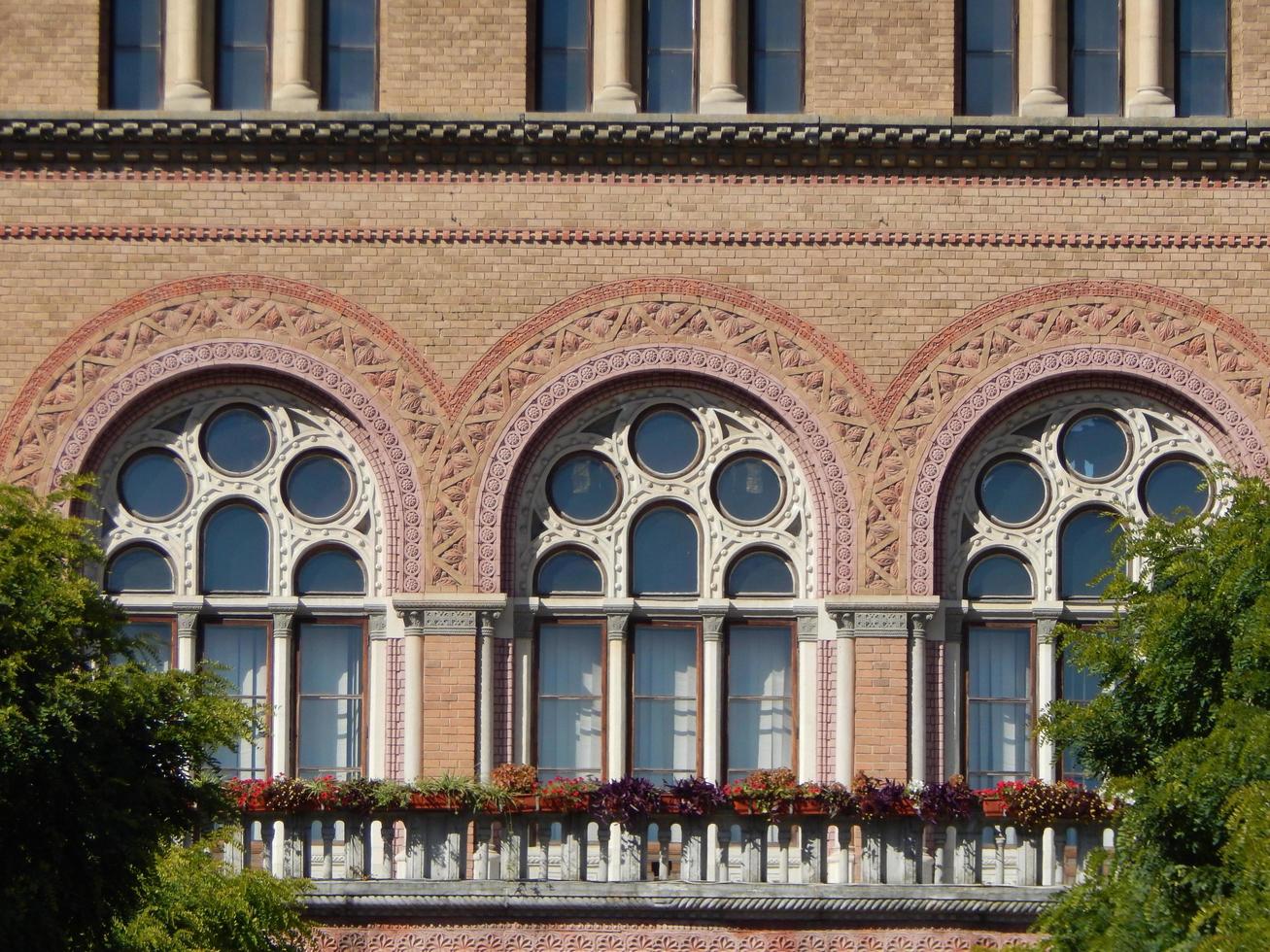 klassisk arkitektur i staden, stendetaljer och dekoration foto