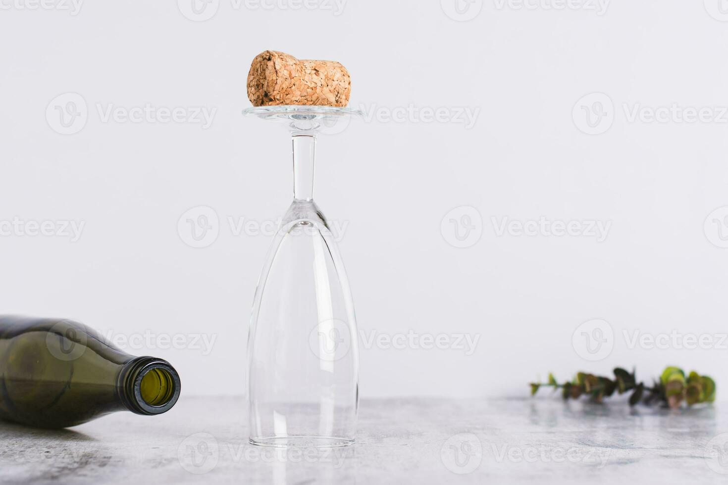 nykter januari begrepp, kork på ett omvänd glas och flaska på de tabell foto